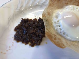 Seeni sambol next to egg hopper